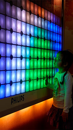 Un enfant est éclairé par Imagination Light Canvas de Philips Lighting
