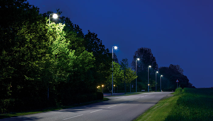 Une rue particulièrement bien mise en lumière par un éclairage LED Philips 