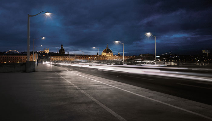 Le pont de la Guillotière à Lyon, en France, mis en lumière par l'éclairage intelligent Philips 