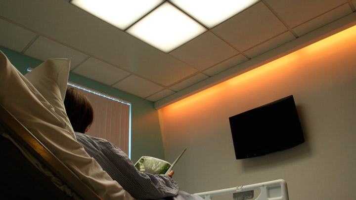 L’éclairage en corniche LED HealWell de Philips Lighting améliore l’expérience du patient avec un éclairage qui change de couleur et soutient les rythmes du sommeil