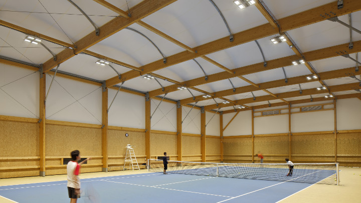 Éclairage d’un court de tennis intérieur - Projecteurs LED d’intérieur
