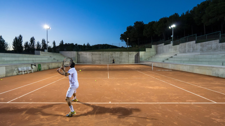Éclairage des courts de tennis – Éclairage par projecteurs