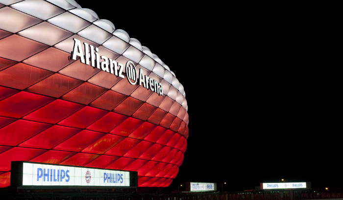 L’Allianz Arena éclairé en rouge la nuit