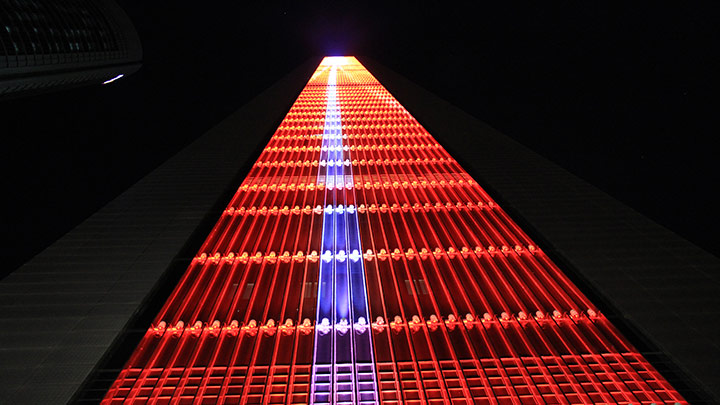 La tour CEPSA illuminée à Madrid