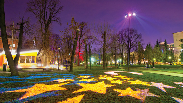 Éclairage d’accentuation et dynamique au jardin de Bauman à Moscou en Russie | Espaces verts urbains