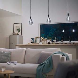 Des ampoules à DEL Philips de style rétro qui sont suspendues au plafond d'une cuisine et éteintes