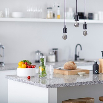 Des ampoules à DEL Philips de style rétro qui sont suspendues au plafond d'une cuisine et éteintes