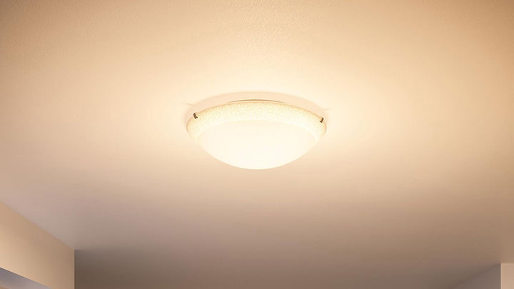 Luminaire au plafond muni d'une ampoule à DEL Philips