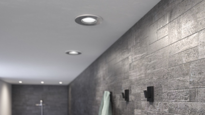 Un éclairage directionnel au plafond d'une salle de bains