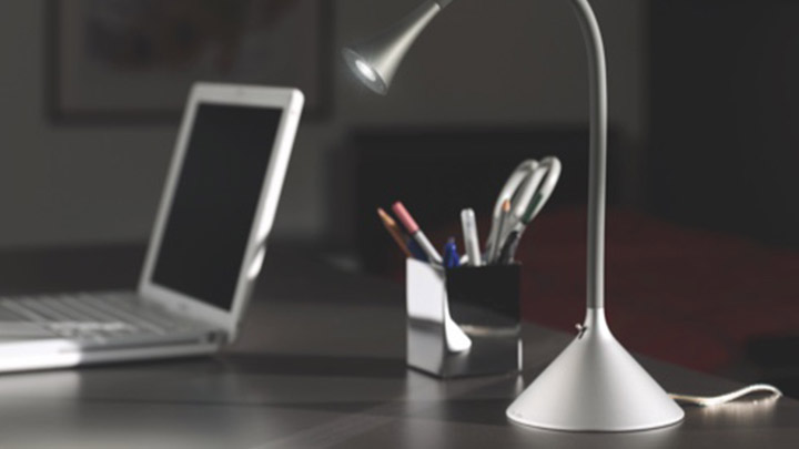 une lampe de bureau et un ordinateur portable sur un bureau