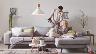 Deux personnes assises à la lueur d'un éclairage à DEL de haute qualité sur un divan à la maison