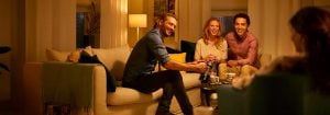 "L’éclairage DEL chaud crée une ambiance chaleureuse pour les amis qui socialisent dans le salon, mettant en valeur l’éclairage écoénergétique pour les rassemblements du soir. »