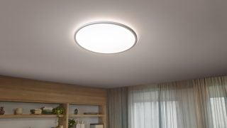 Les ampoules à filament DEL d’inspiration rétro suspendues comme des luminaires suspendus créent une ambiance chaleureuse dans une salle à manger confortable, présentant des solutions d’éclairage domestique économes en énergie