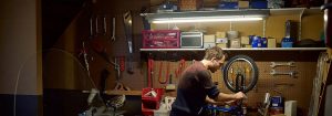 "Lumière à tube DEL illuminant l’intérieur du garage, mettant en valeur un éclairage écoénergétique pour les espaces de stockage avec des vélos et des articles ménagers. »