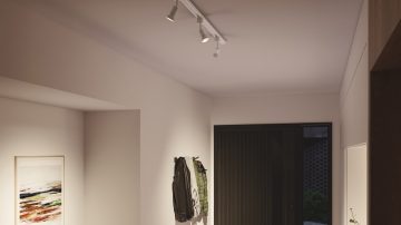 Des lumières directionnelles au plafond orientées vers un portemanteau