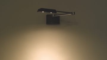 Une lampe réglable fixée sur un mur
