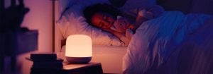 "La veilleuse à DEL intelligente émettant une lueur douce et chaude pendant que l’enfant dort paisiblement, présente un éclairage personnalisable à l’heure du coucher pour un environnement de sommeil optimal. »